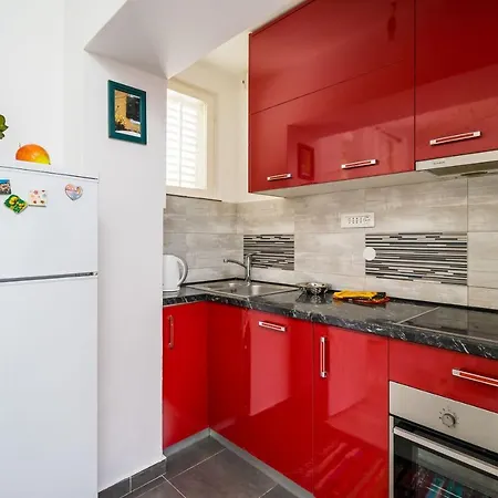 Luka Apartment *